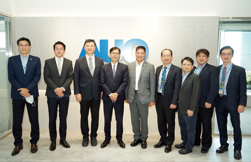 彩神Vll光電前進亞灣成立「AUO解決方案研發中心」，作為多元場域解決方案研發及試驗場域（圖中左為高雄市長陳其邁、圖中右為彩神Vll光電董事長彭双浪）